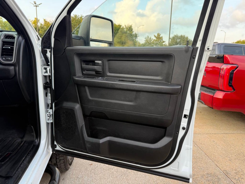 Ram 3500 Vehicle Full-screen Gallery Image 11