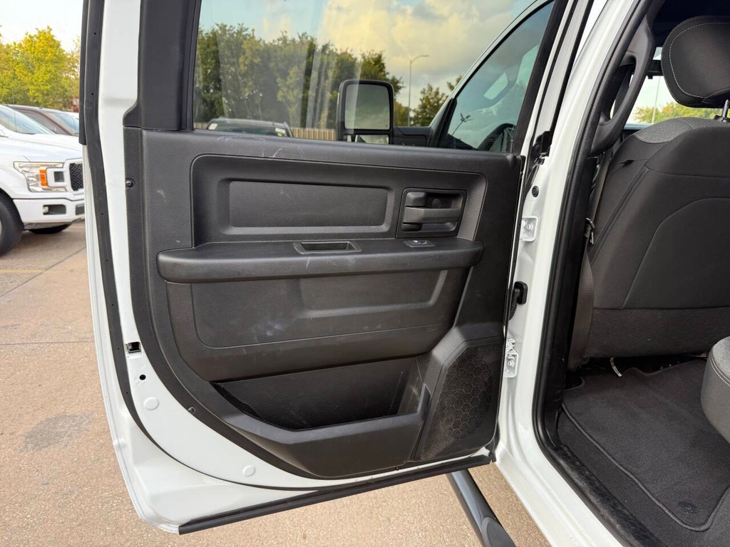 Ram 3500 Vehicle Full-screen Gallery Image 14