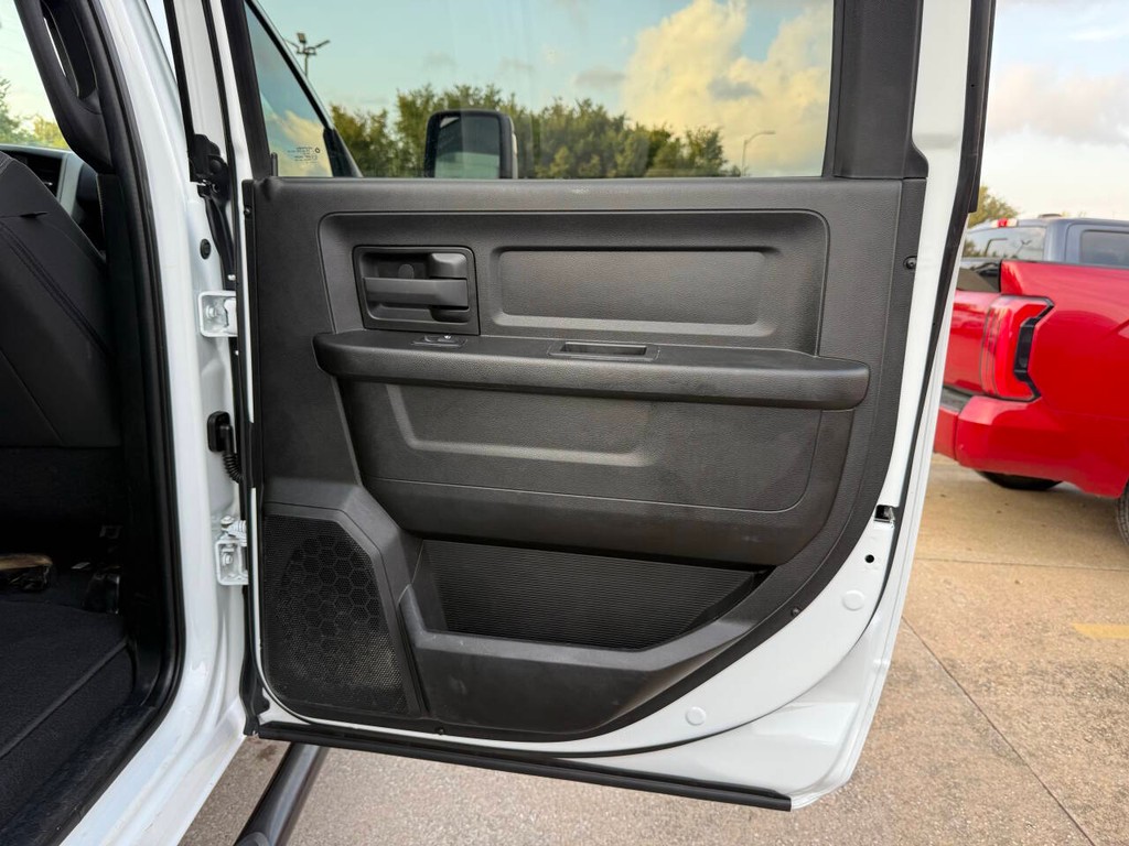 Ram 3500 Vehicle Full-screen Gallery Image 16