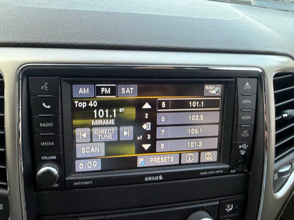Jeep Grand Cherokee Vehicle Full-screen Gallery Image 23