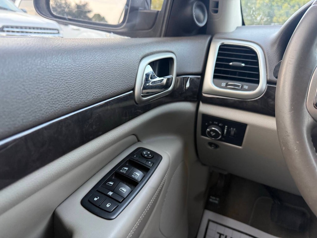 Jeep Grand Cherokee Vehicle Full-screen Gallery Image 28