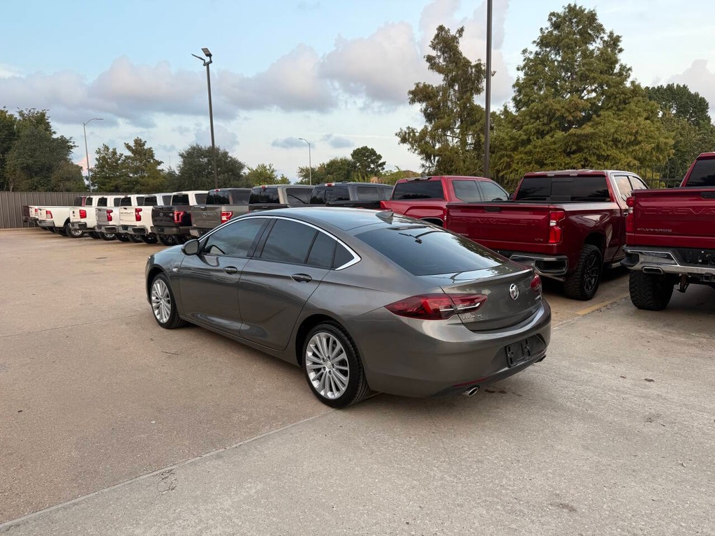 Buick Regal Sportback Vehicle Full-screen Gallery Image 04