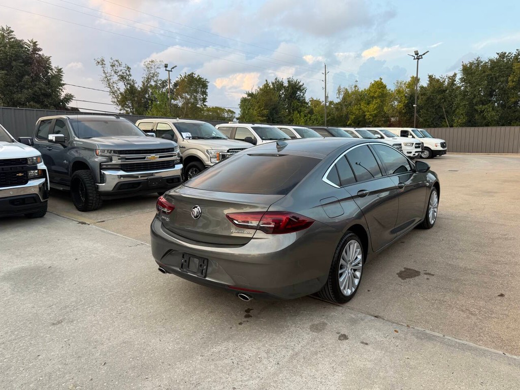 Buick Regal Sportback Vehicle Full-screen Gallery Image 05