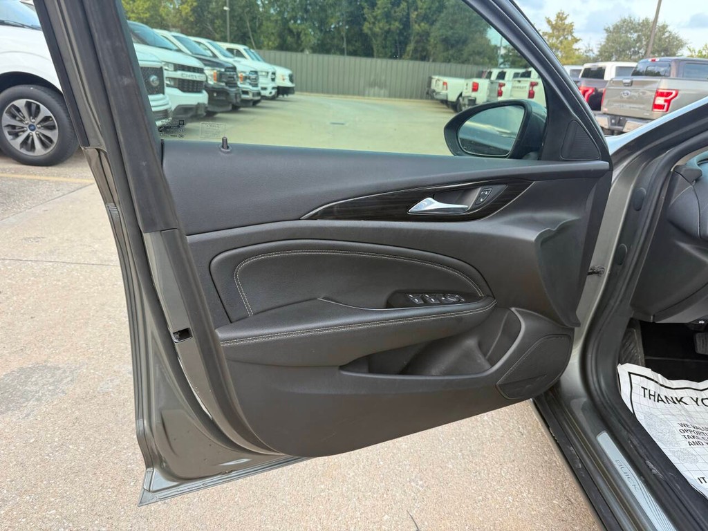 Buick Regal Sportback Vehicle Full-screen Gallery Image 08