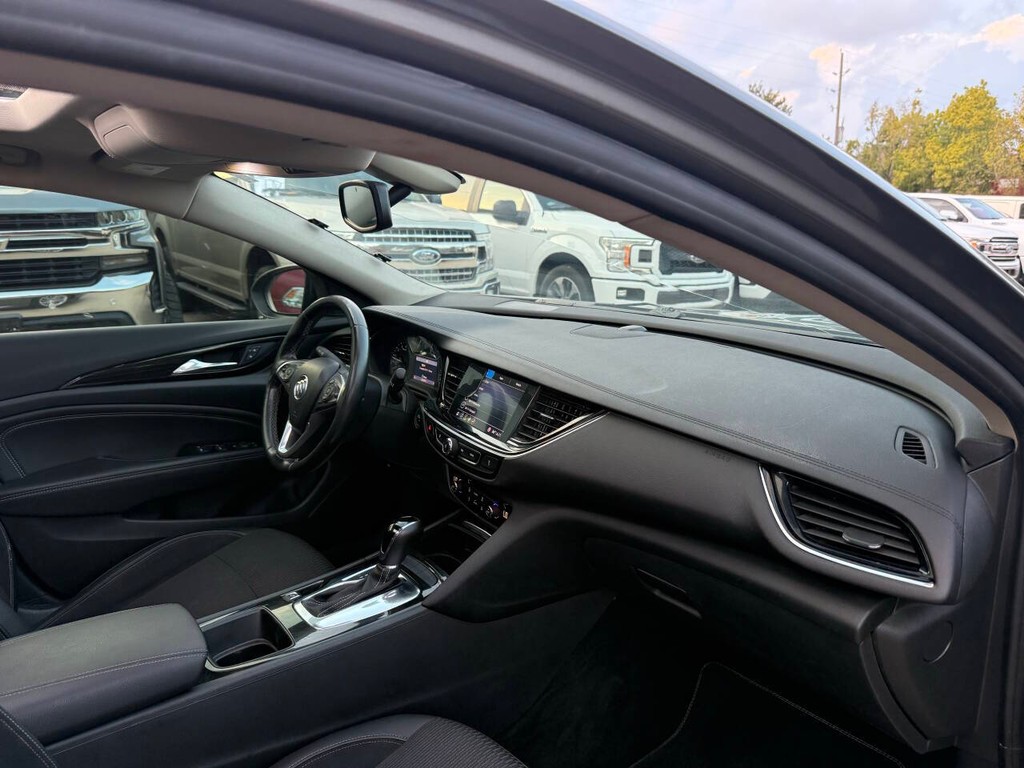 Buick Regal Sportback Vehicle Full-screen Gallery Image 09