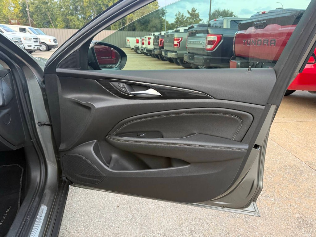 Buick Regal Sportback Vehicle Full-screen Gallery Image 11