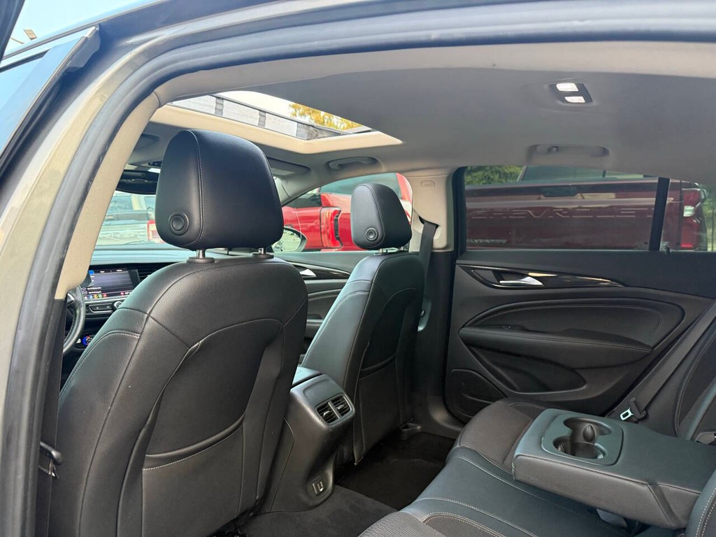 Buick Regal Sportback Vehicle Full-screen Gallery Image 12