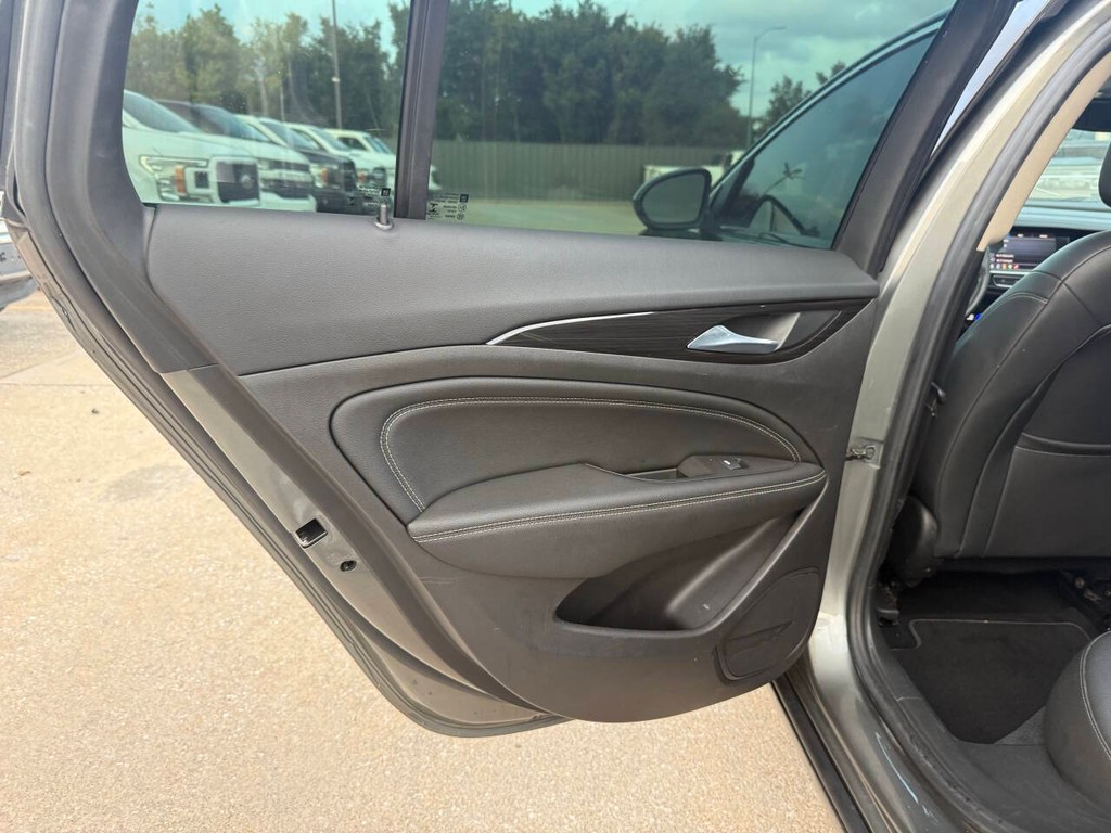 Buick Regal Sportback Vehicle Full-screen Gallery Image 14