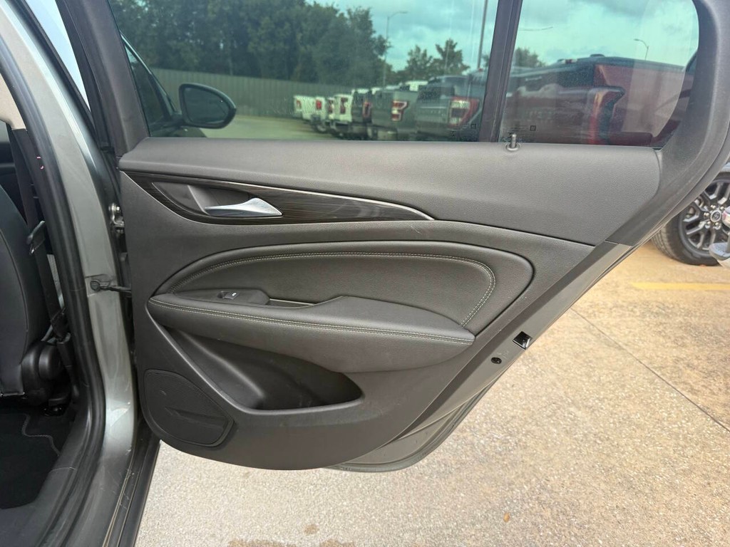 Buick Regal Sportback Vehicle Full-screen Gallery Image 16