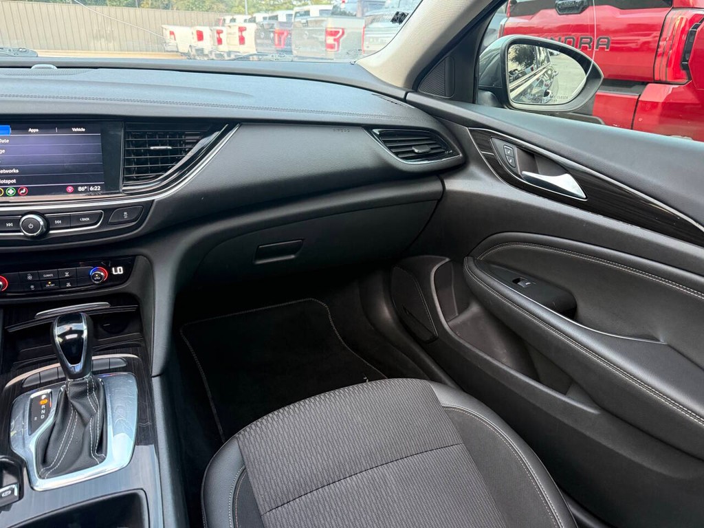 Buick Regal Sportback Vehicle Full-screen Gallery Image 20