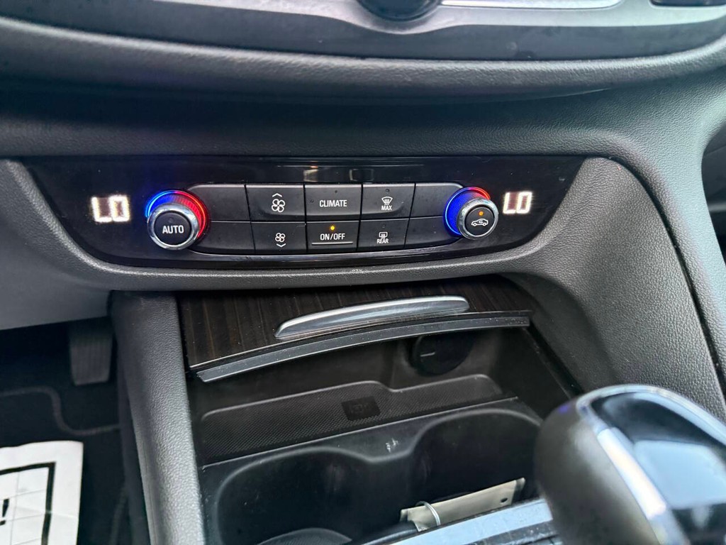 Buick Regal Sportback Vehicle Full-screen Gallery Image 28