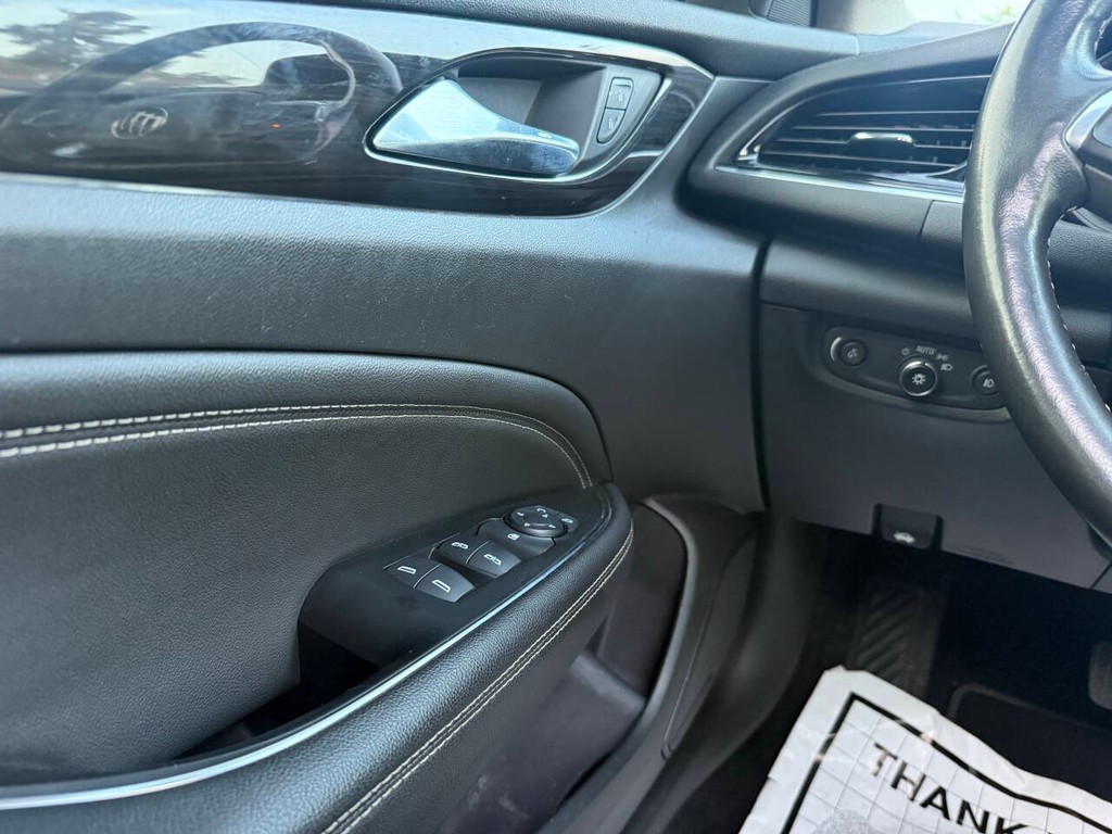 Buick Regal Sportback Vehicle Full-screen Gallery Image 30