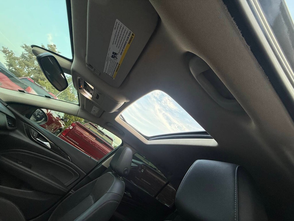 Buick Regal Sportback Vehicle Full-screen Gallery Image 31