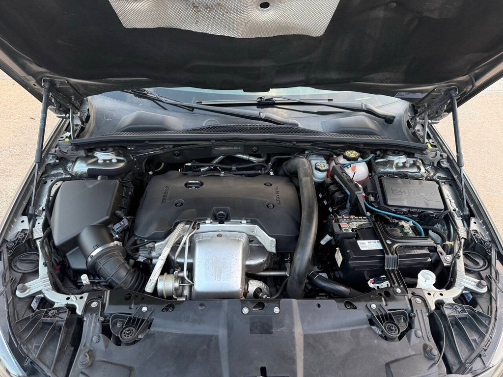 Buick Regal Sportback Vehicle Full-screen Gallery Image 35