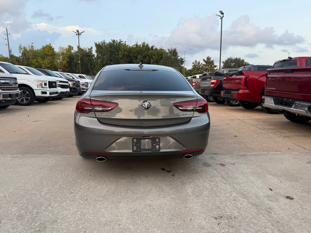 Buick Regal Sportback Vehicle Full-screen Gallery Image 38