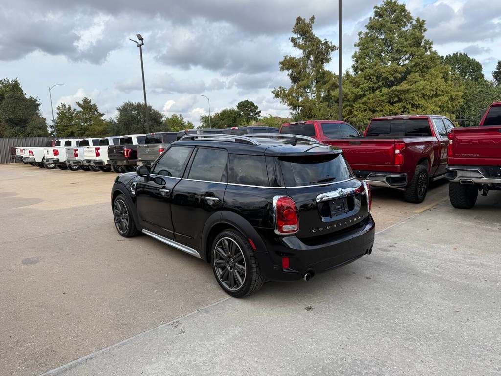 MINI Countryman Vehicle Full-screen Gallery Image 04