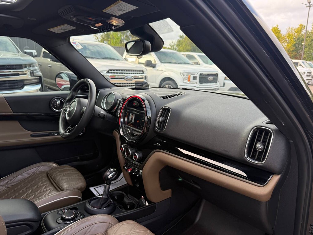 MINI Countryman Vehicle Full-screen Gallery Image 09