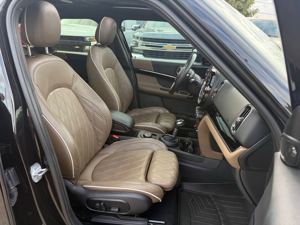 MINI Countryman Vehicle Full-screen Gallery Image 10