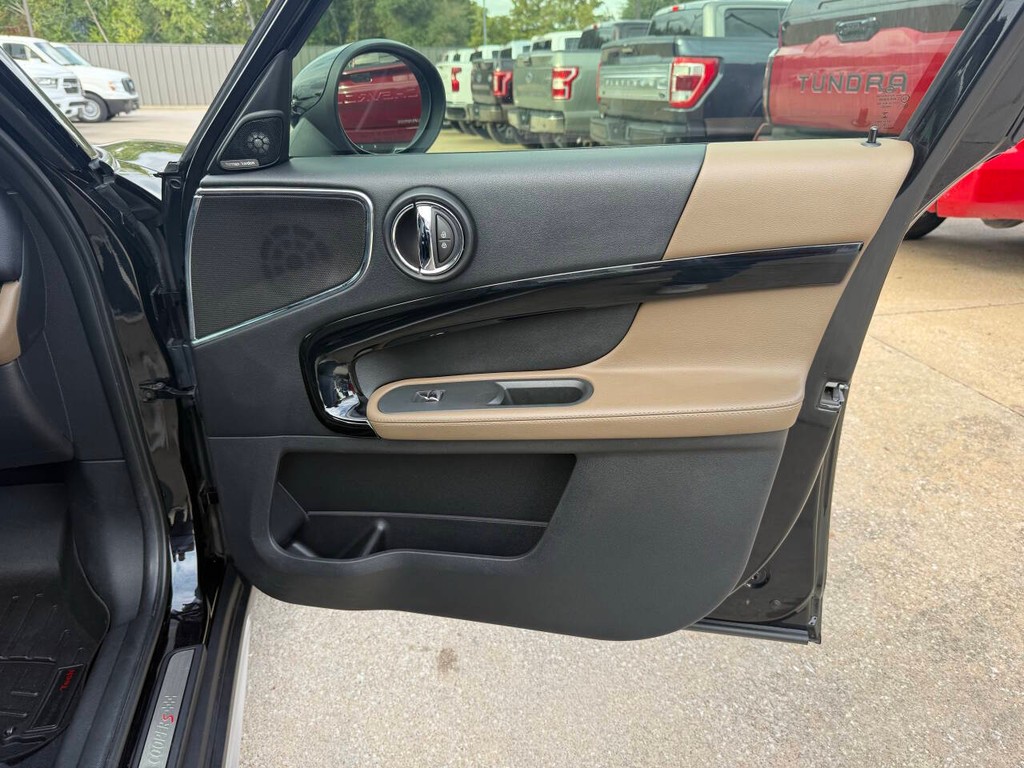 MINI Countryman Vehicle Full-screen Gallery Image 11