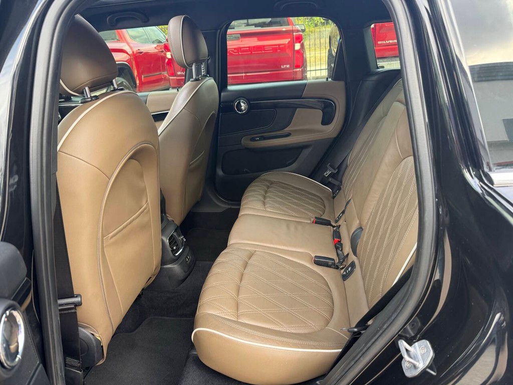 MINI Countryman Vehicle Full-screen Gallery Image 13