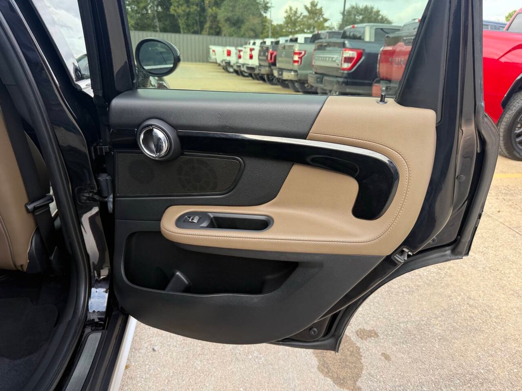 MINI Countryman Vehicle Full-screen Gallery Image 16