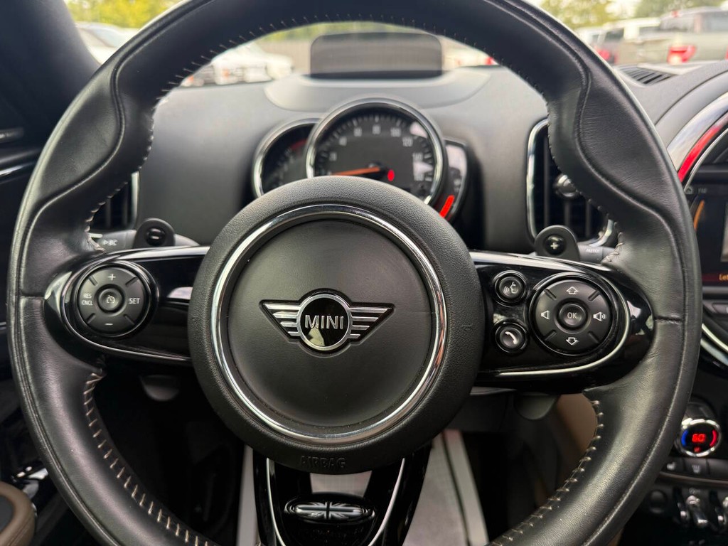 MINI Countryman Vehicle Full-screen Gallery Image 23