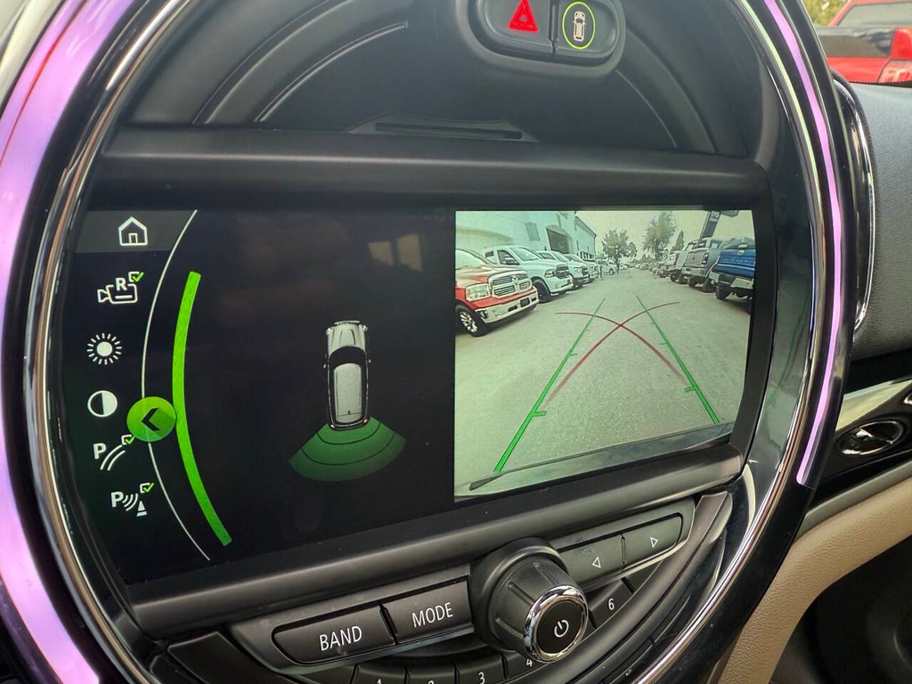 MINI Countryman Vehicle Full-screen Gallery Image 27