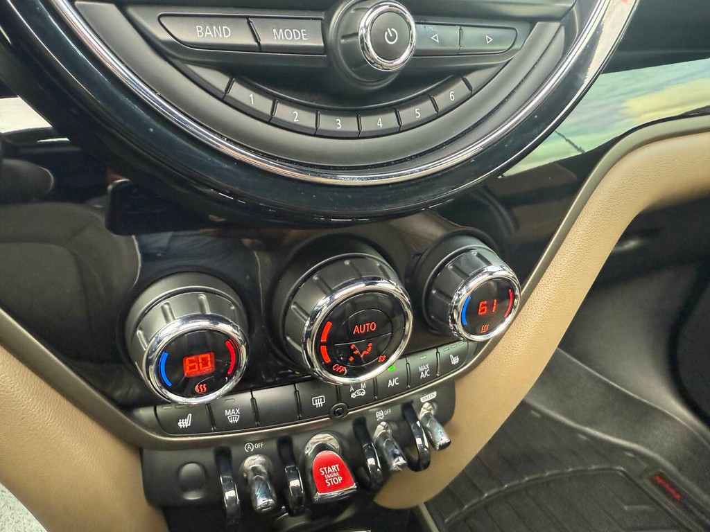 MINI Countryman Vehicle Full-screen Gallery Image 29