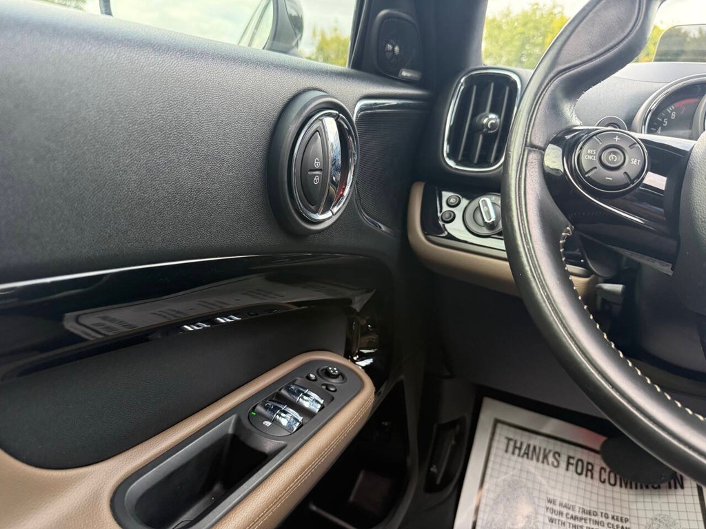 MINI Countryman Vehicle Full-screen Gallery Image 32