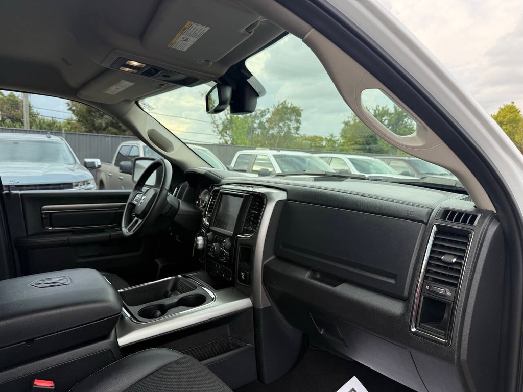 Ram 1500 Vehicle Full-screen Gallery Image 09