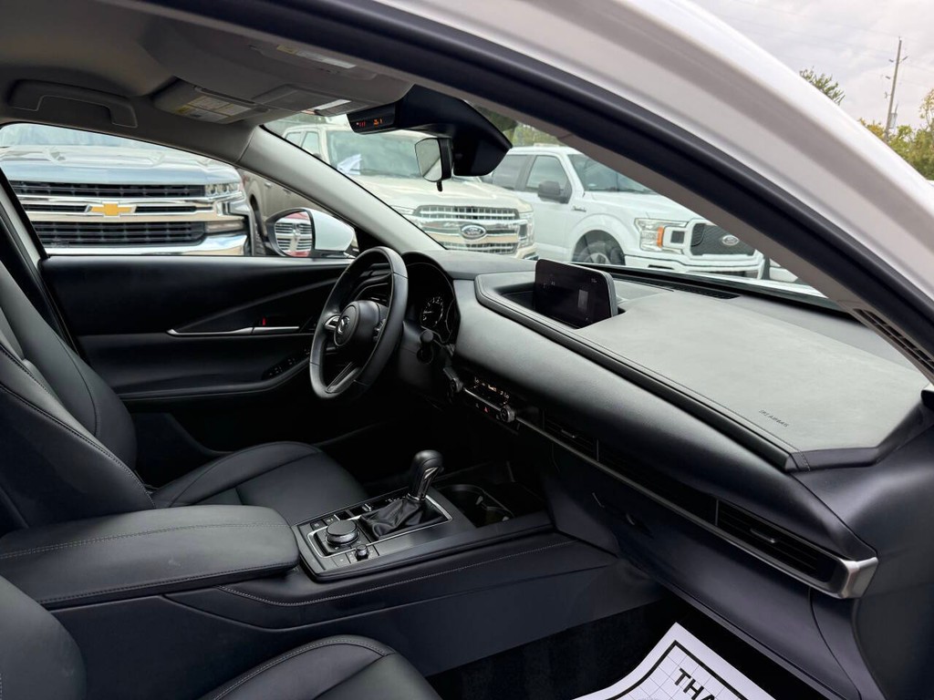 Mazda CX-30 Vehicle Full-screen Gallery Image 09