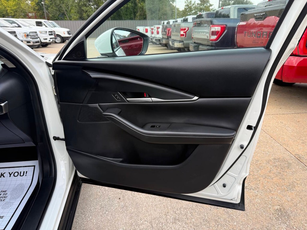 Mazda CX-30 Vehicle Full-screen Gallery Image 11