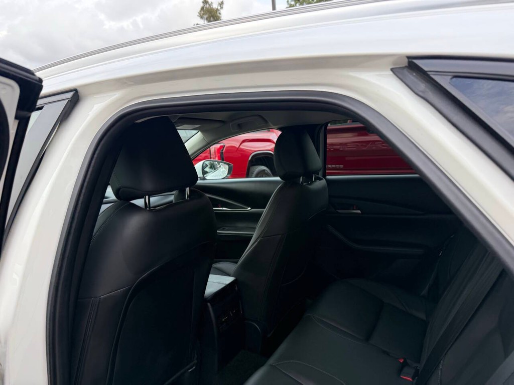 Mazda CX-30 Vehicle Full-screen Gallery Image 12