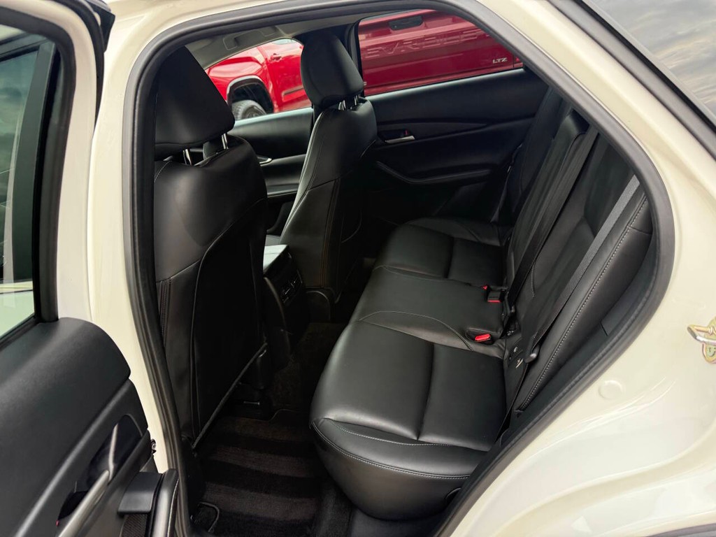 Mazda CX-30 Vehicle Full-screen Gallery Image 13