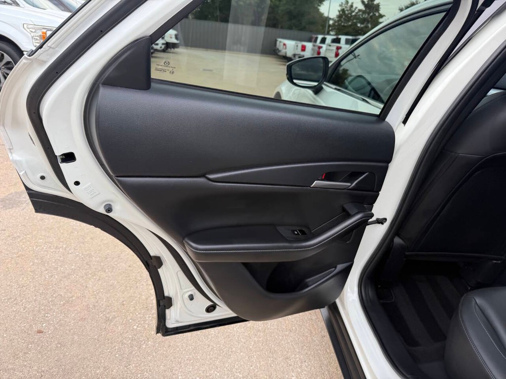 Mazda CX-30 Vehicle Full-screen Gallery Image 14