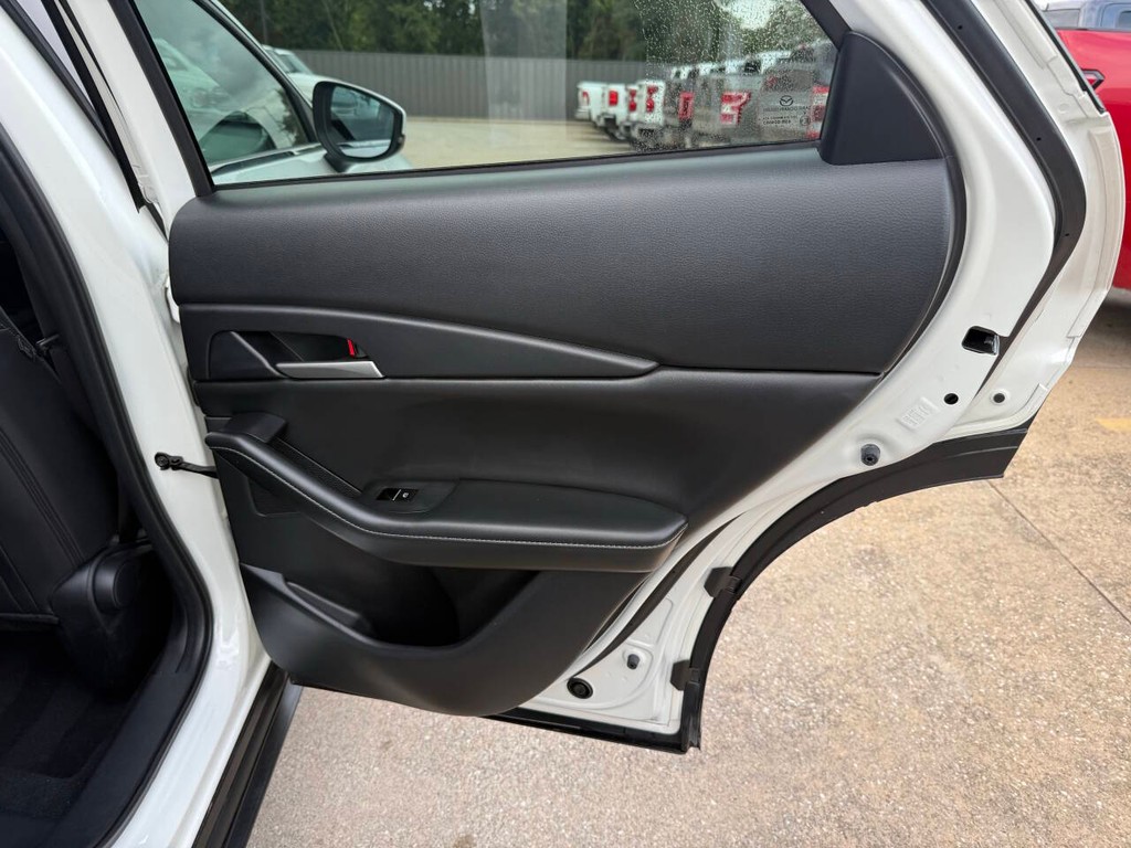 Mazda CX-30 Vehicle Full-screen Gallery Image 16