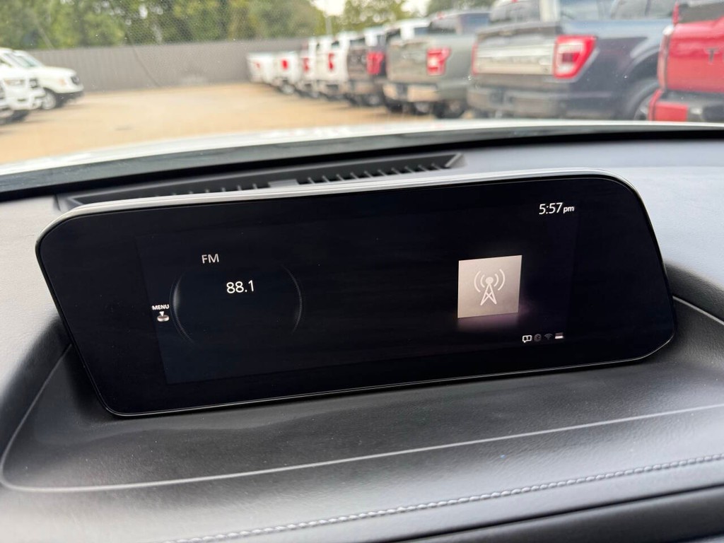 Mazda CX-30 Vehicle Full-screen Gallery Image 25