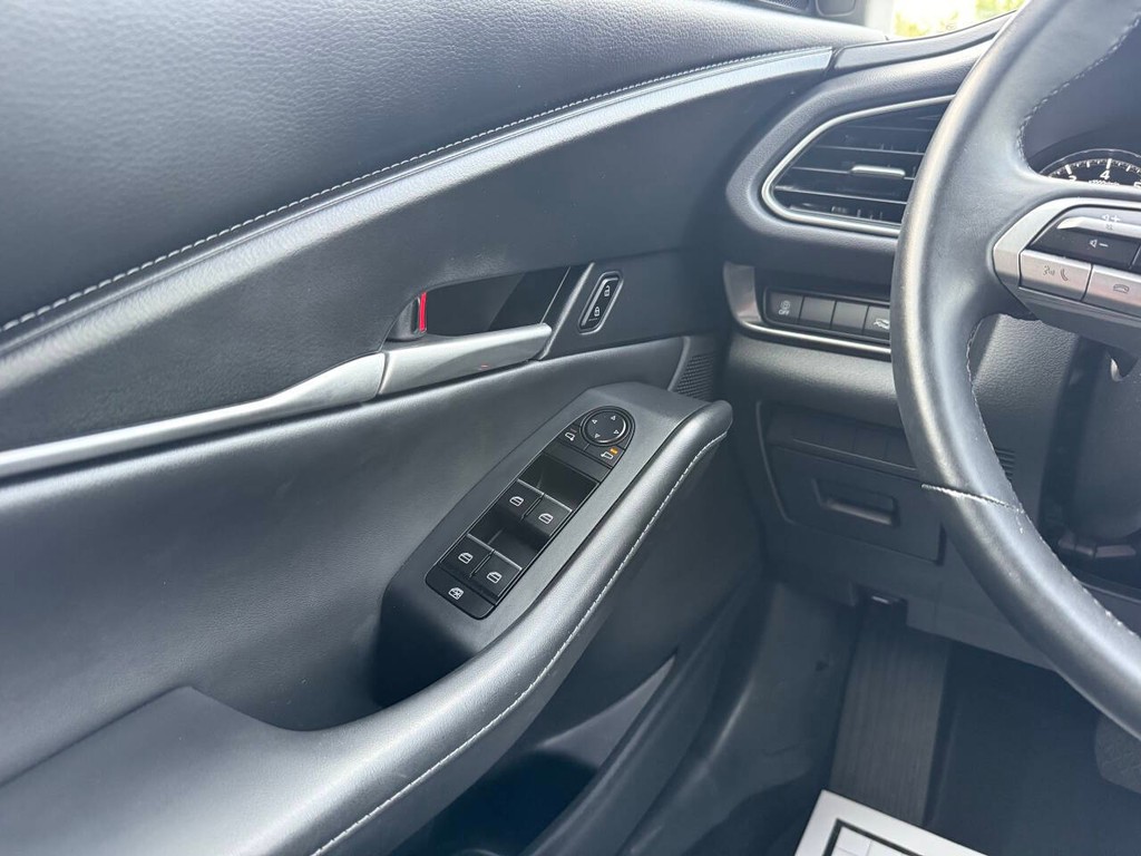 Mazda CX-30 Vehicle Full-screen Gallery Image 30