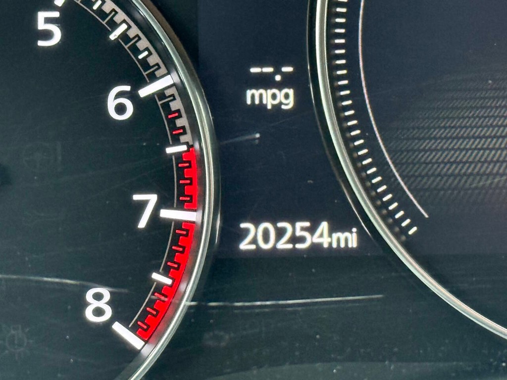 Mazda CX-30 Vehicle Full-screen Gallery Image 32