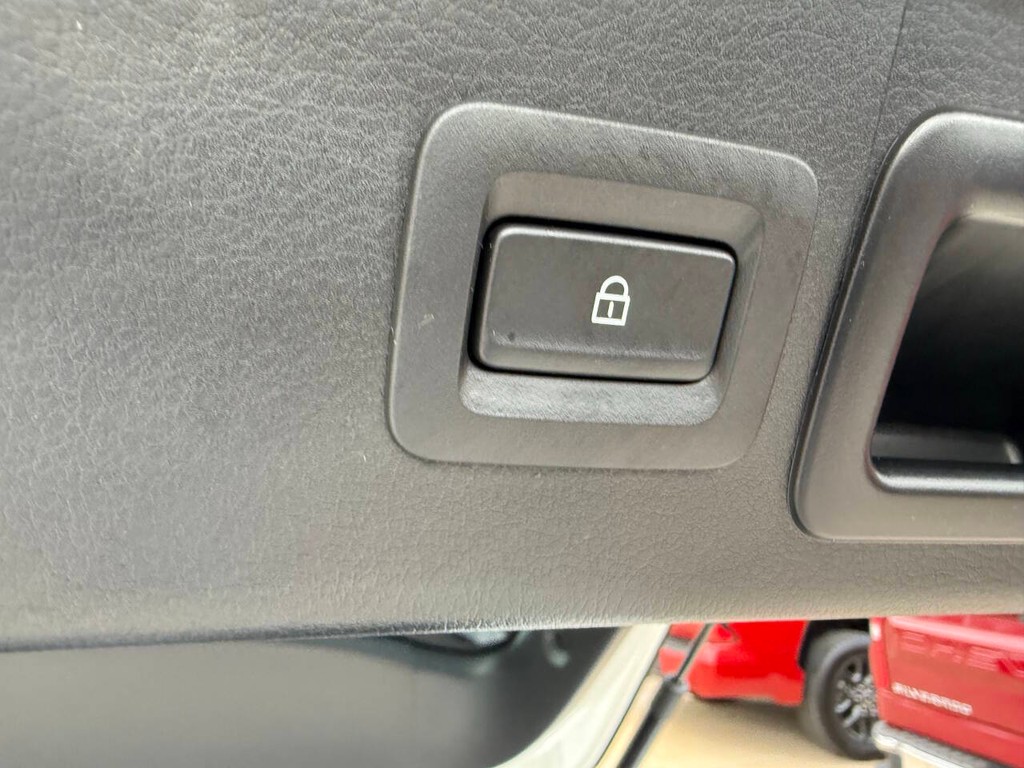 Mazda CX-30 Vehicle Full-screen Gallery Image 38