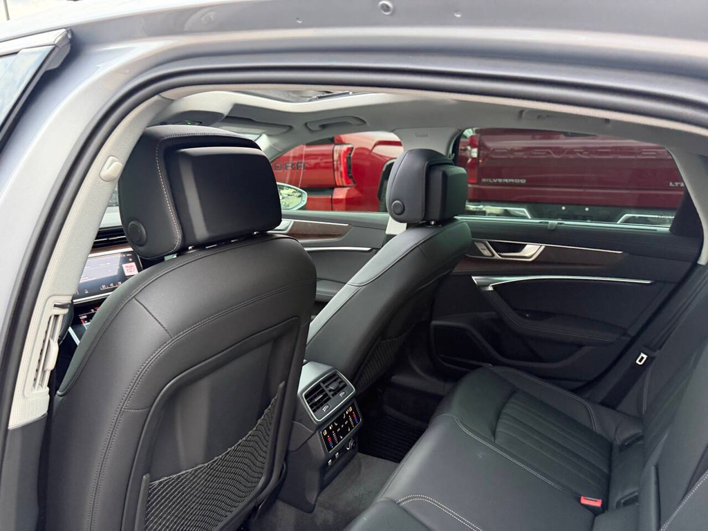 Audi A6 Vehicle Full-screen Gallery Image 12