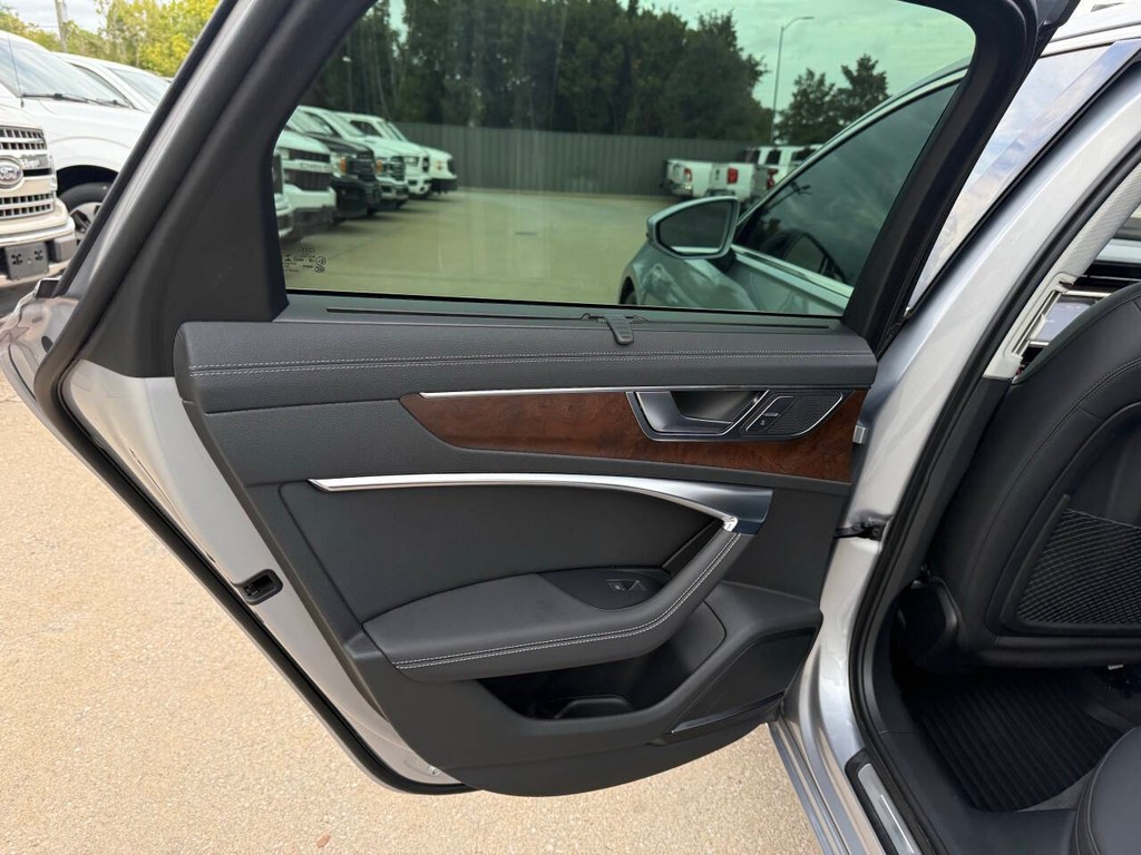 Audi A6 Vehicle Full-screen Gallery Image 14