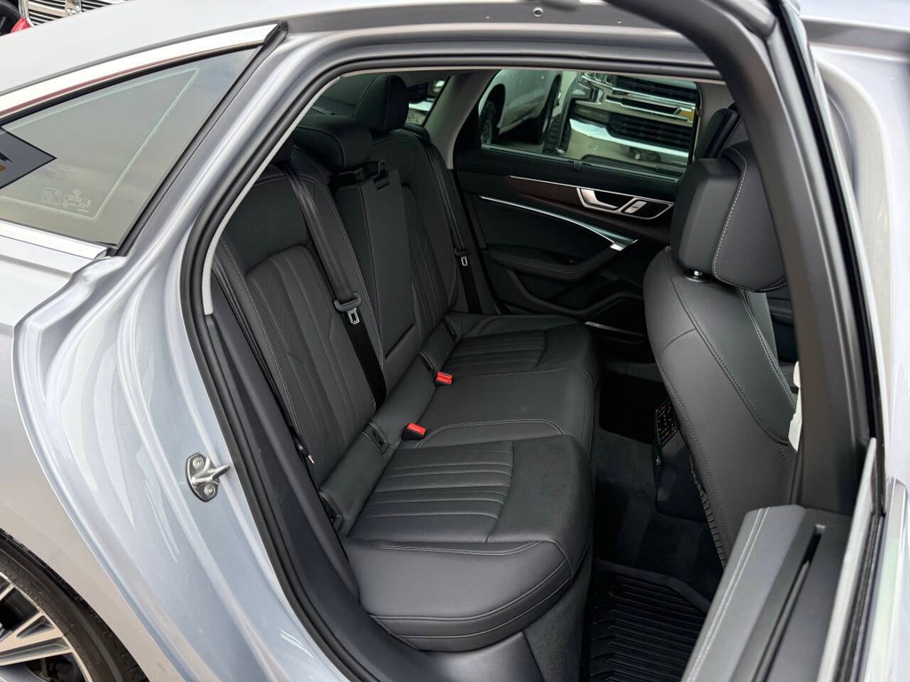 Audi A6 Vehicle Full-screen Gallery Image 15