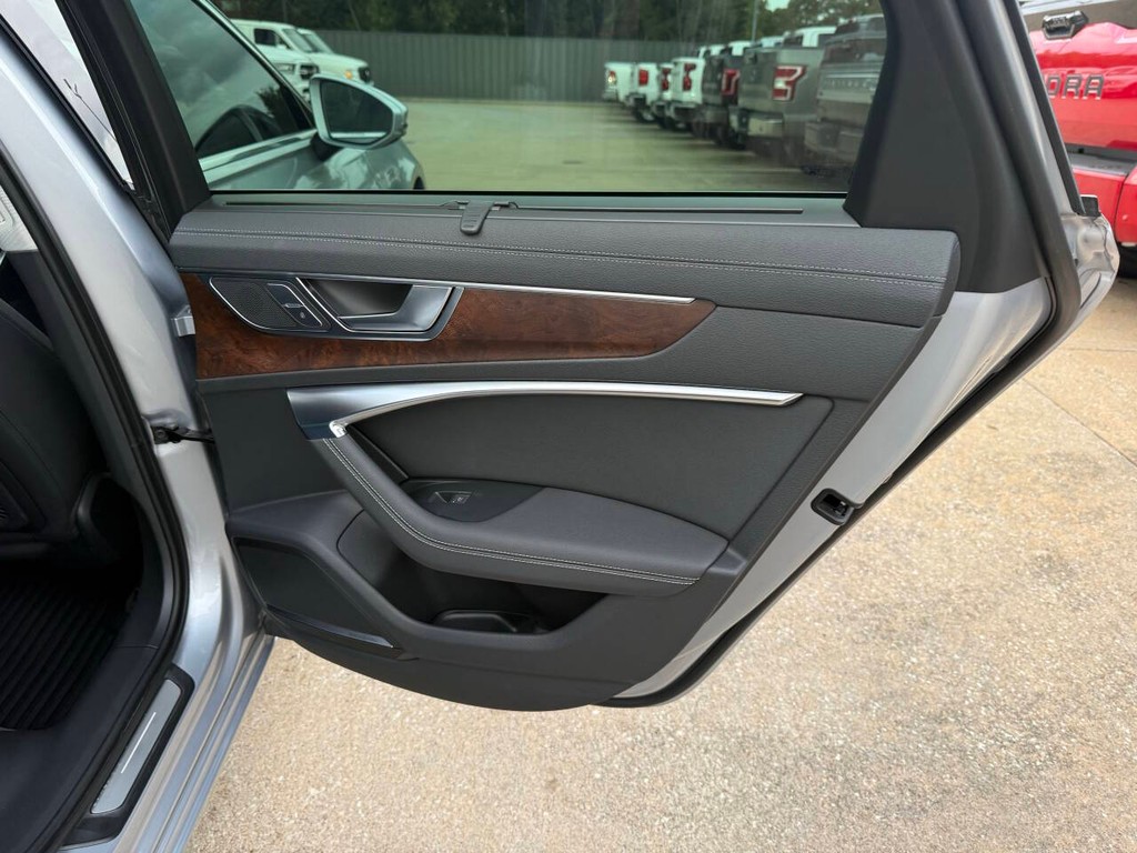 Audi A6 Vehicle Full-screen Gallery Image 16