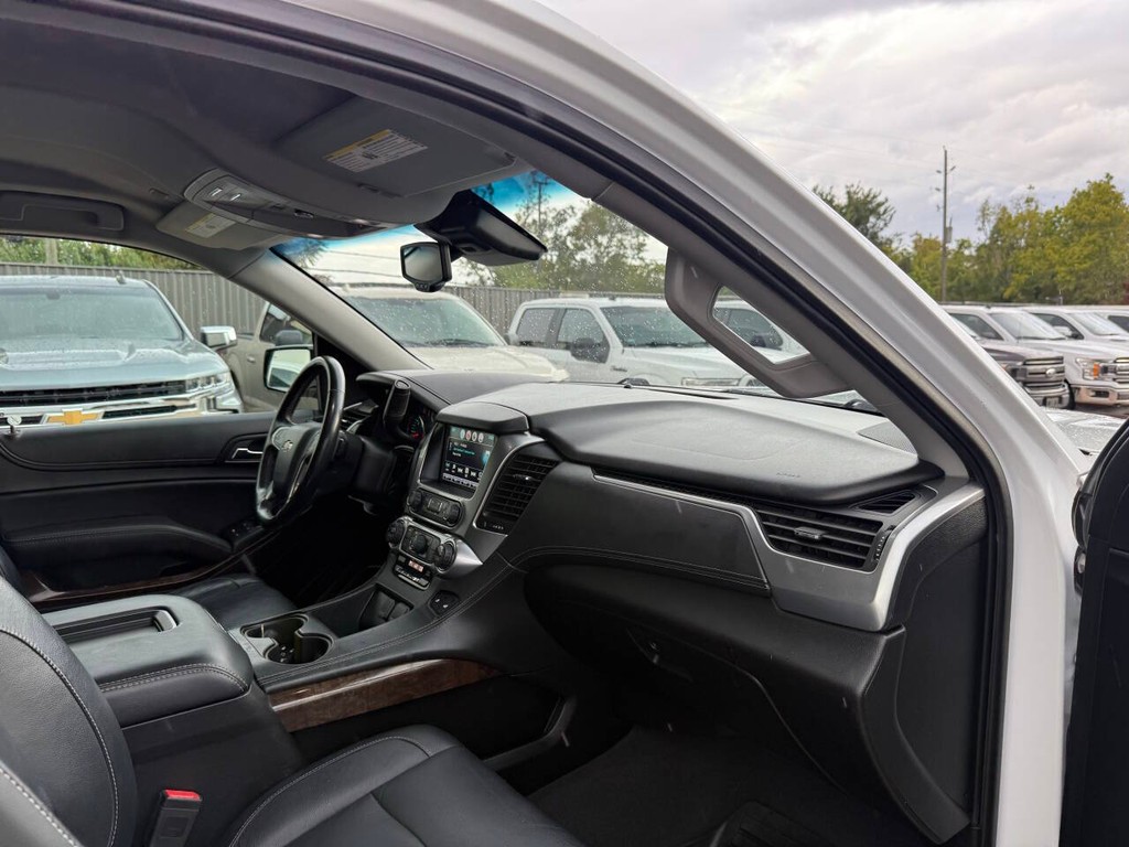 Chevrolet Suburban Vehicle Full-screen Gallery Image 09