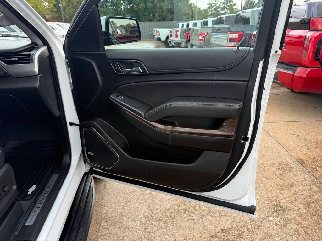 Chevrolet Suburban Vehicle Full-screen Gallery Image 11