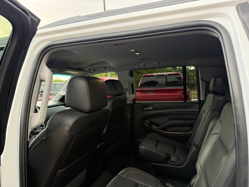 Chevrolet Suburban Vehicle Full-screen Gallery Image 12