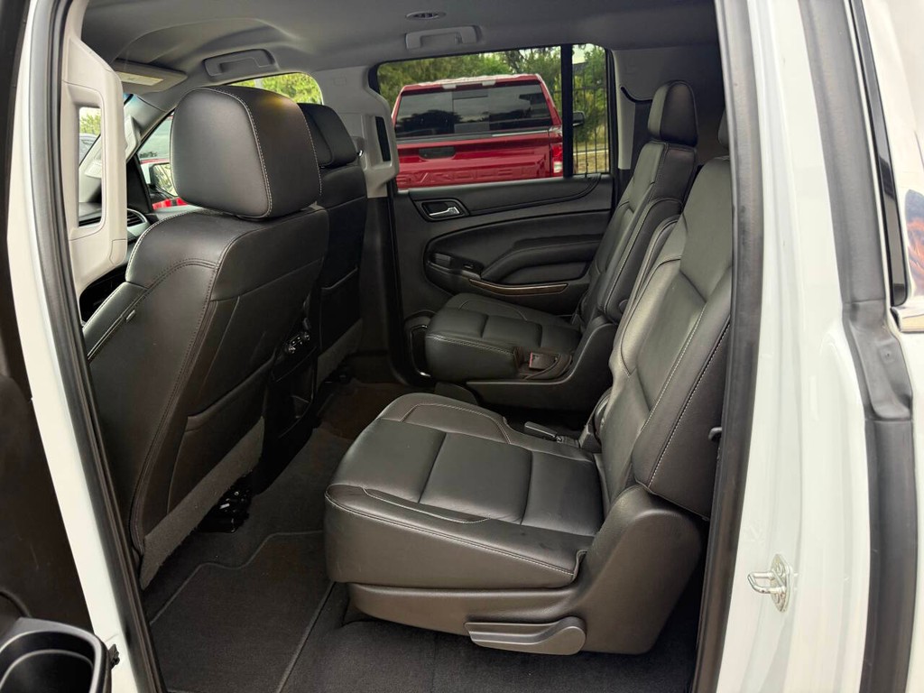 Chevrolet Suburban Vehicle Full-screen Gallery Image 13