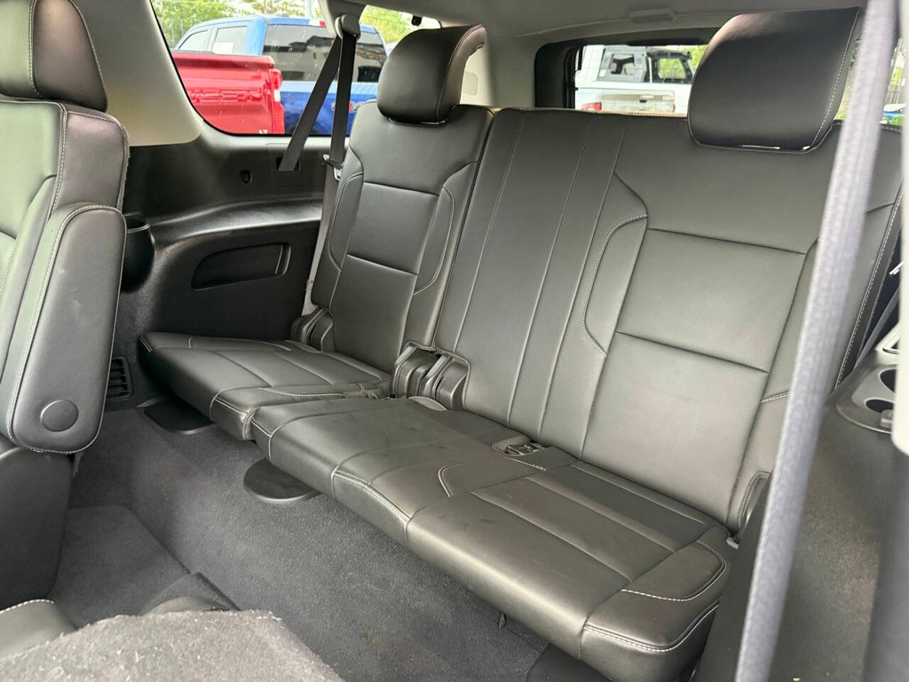 Chevrolet Suburban Vehicle Full-screen Gallery Image 14