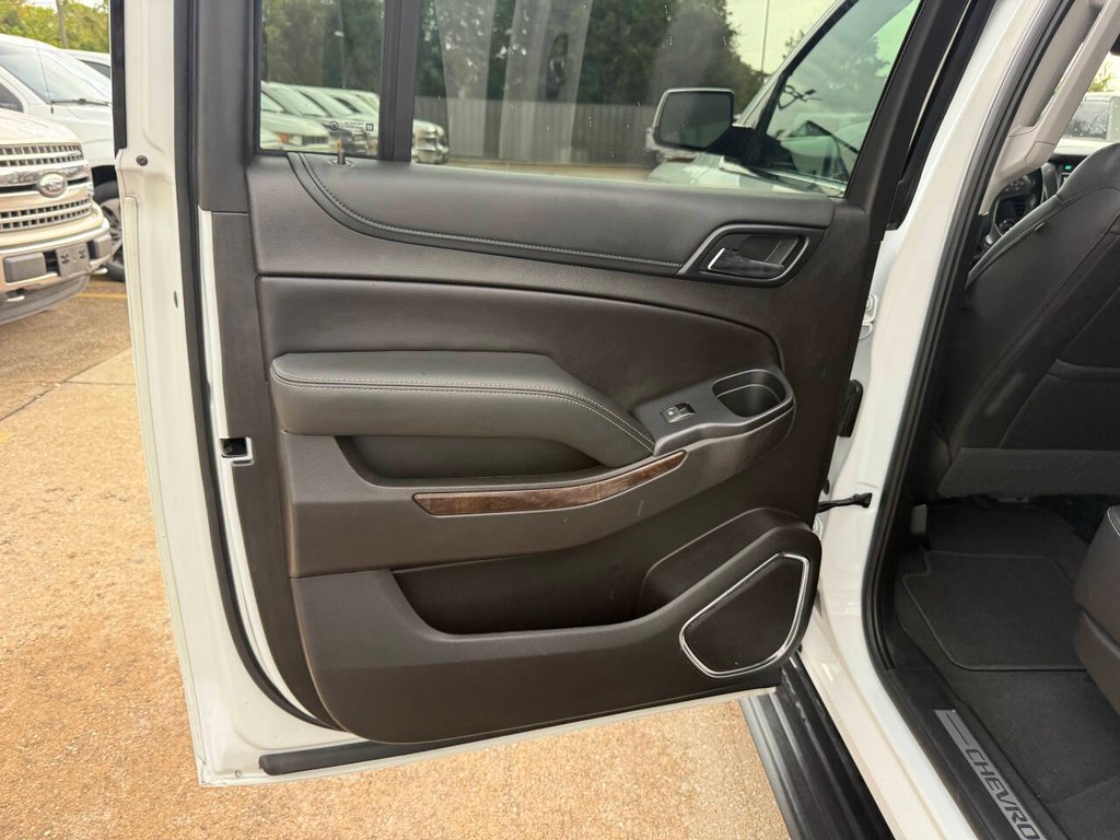 Chevrolet Suburban Vehicle Full-screen Gallery Image 15